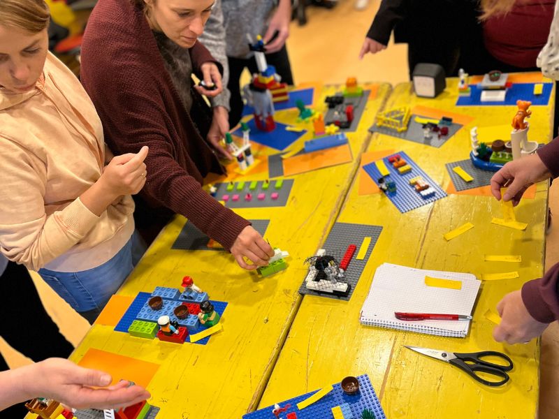 Gemeinsames Arbeiten im Kita-Team mit Lego Serious Play