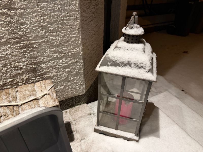 12 von 12 - Januar 2026 - 2 von 12 - Laterne im Schnee