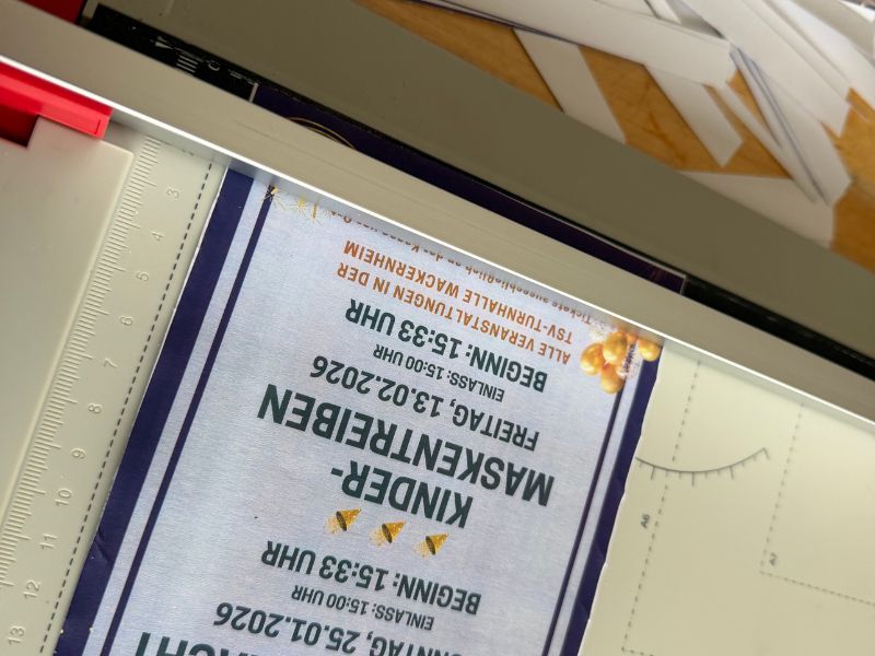 12 von 12 - Januar 2026 - 5 von 12: Flyer in Schneidemaschine