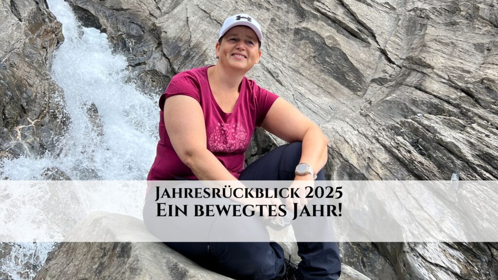 Titelbild: Jahresrückblick 2025: Danielle Berg vor einem Wasserfall