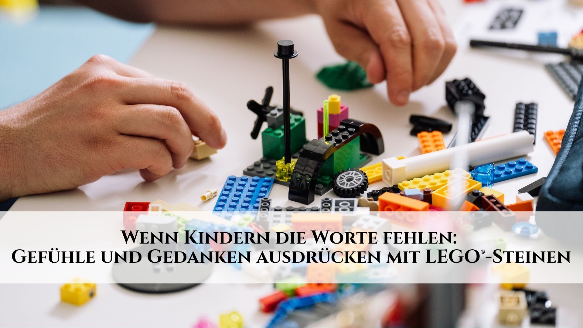 Gefühle und Gedanken ausdrücken mit LEGO®-Steinen - Titelbild: Hände und Lego® Steine