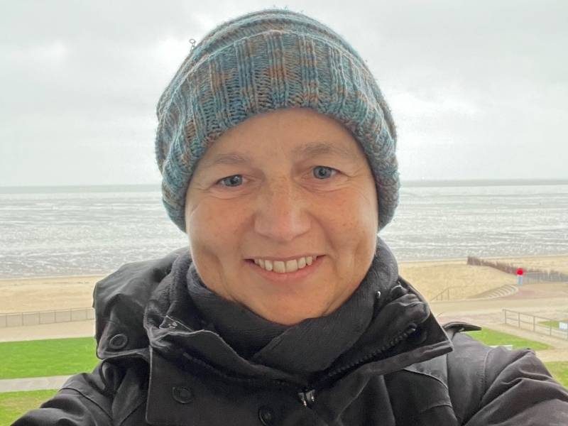 Danielle Berg - im Hintergrund Strand und Meer