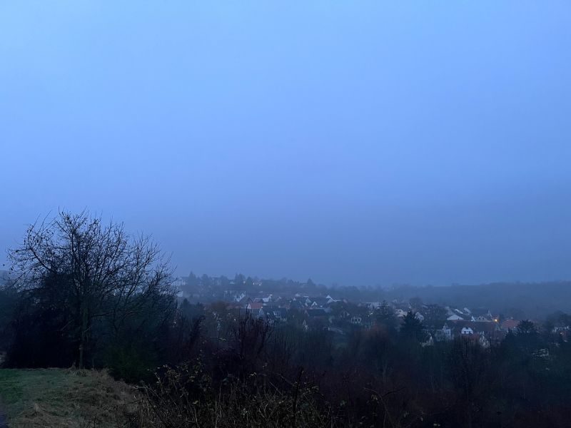 Dorf im Morgennebel