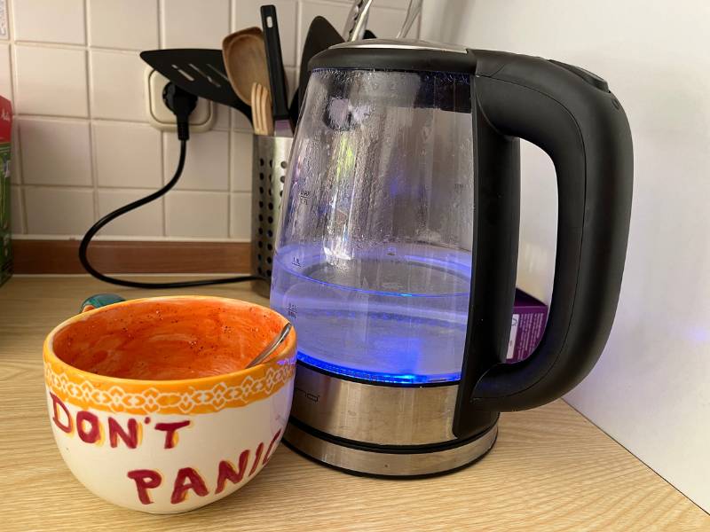 4 von 12 Juni 2024: Wasserkocher und Tasse