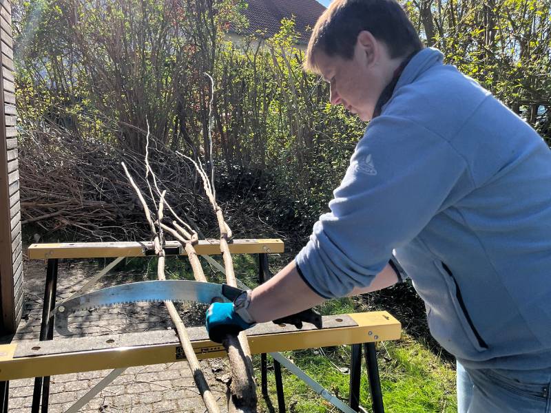 7 von 12: Holz sägen