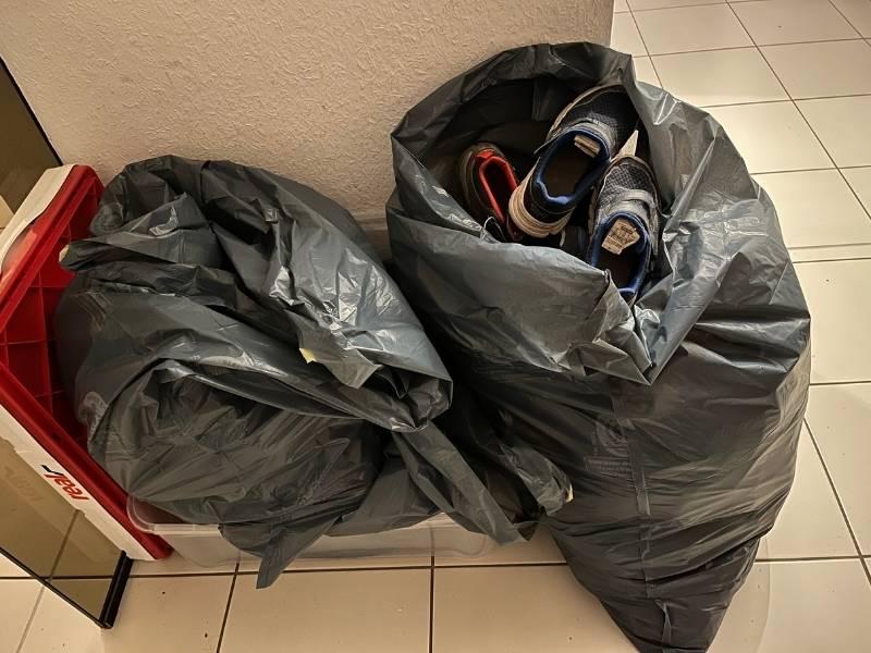 Zwei Müllsäcke voll Altkleider