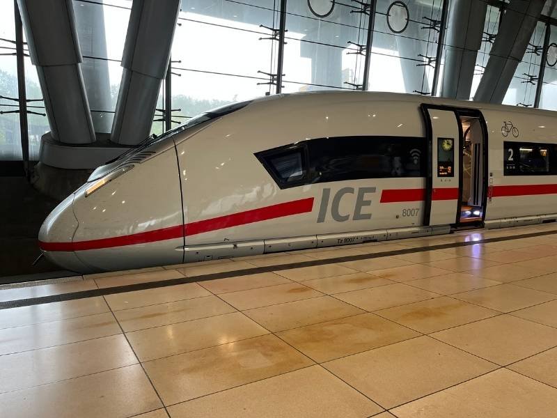 ICE im Bahnhof