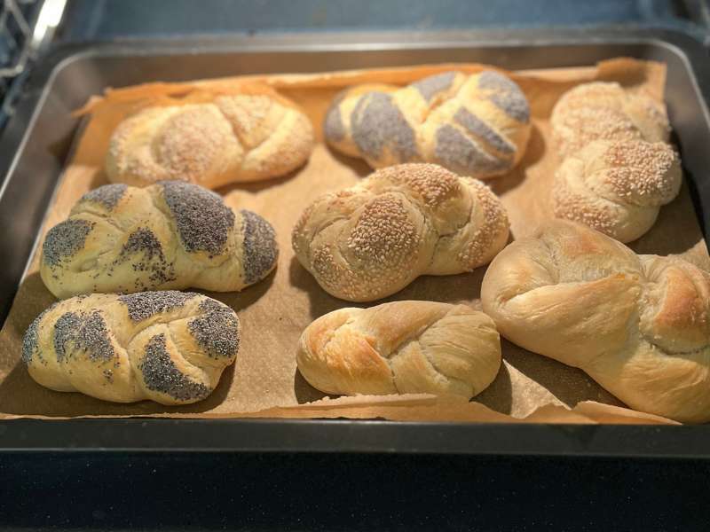 selbst gebackene Brötchen mit und ohne Sesam und Mohn