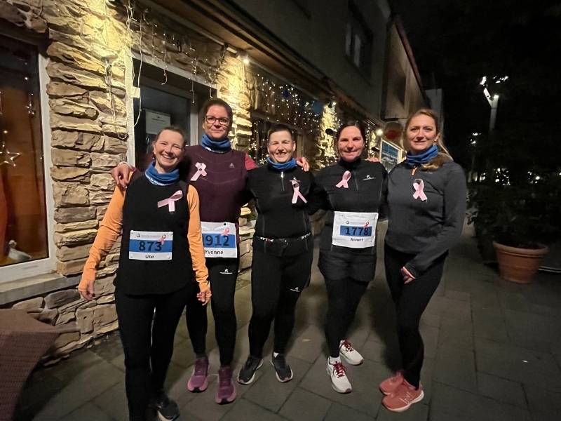 Team Rückewind beim Brustkrebslauf - 5 Läuferinnen mit rosa Schleife und Startnummern