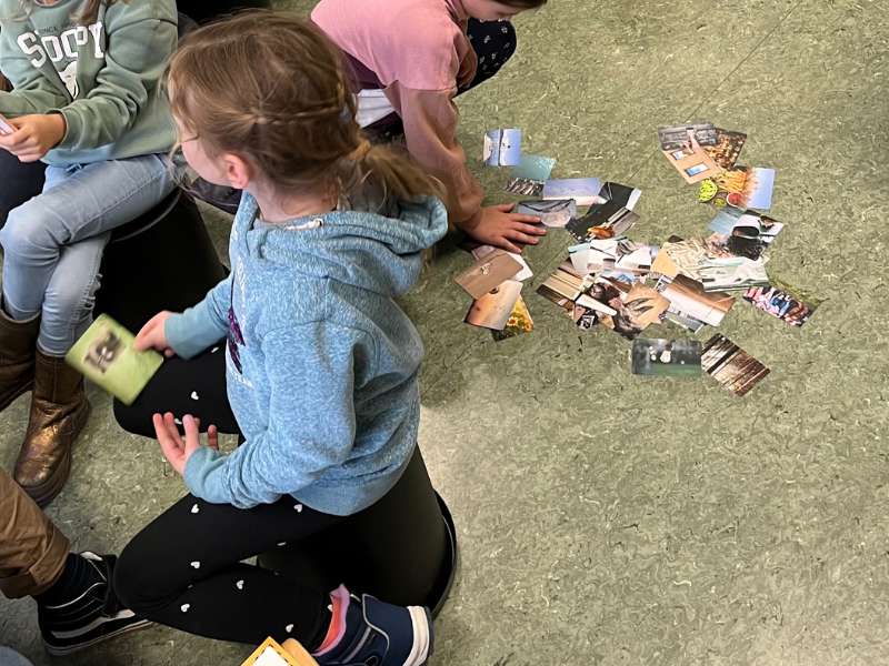 Kinder beim Coaching mit Ressourcenkarten