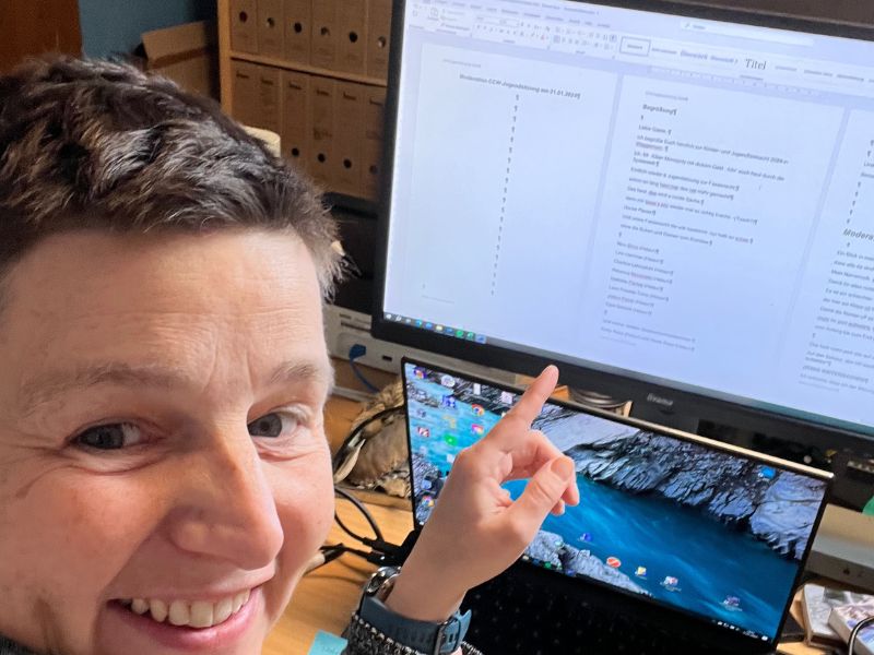 Danielle Berg beim Schreiben der Texte für die Jugendsitzung