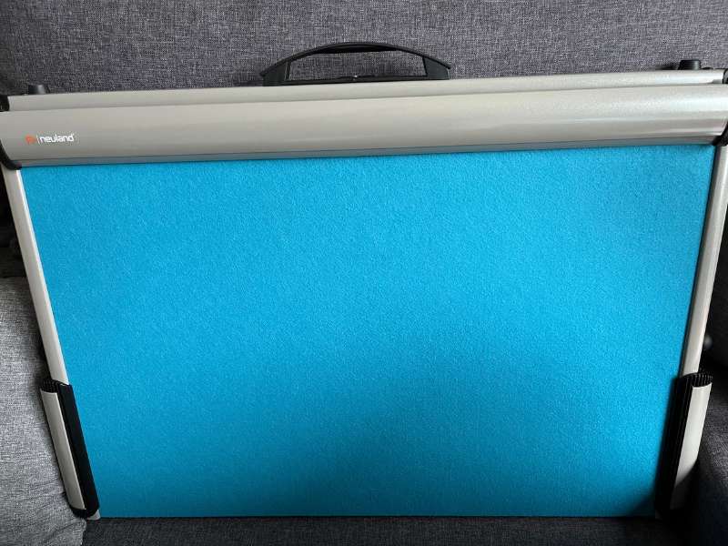 Tragbarer Flipchart Ständer in blau