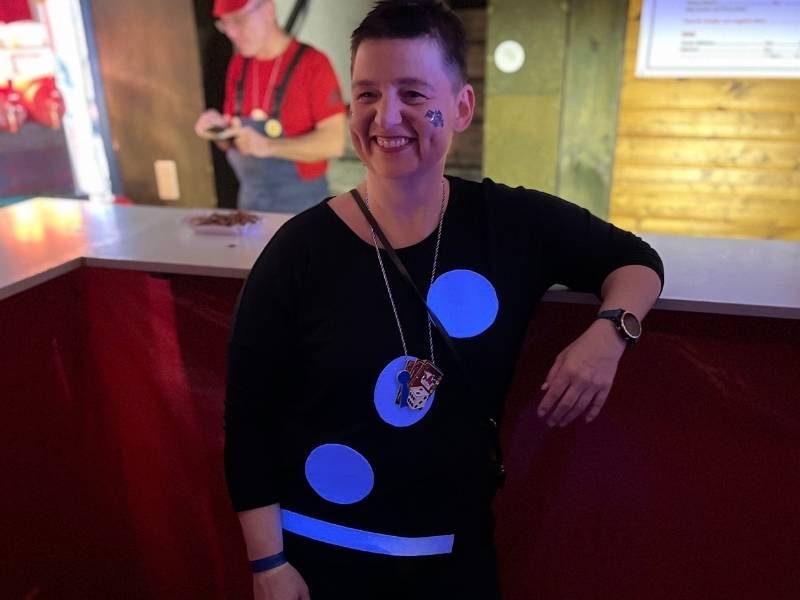 Frau im Domino-Stein-Kostüm an einer Bar