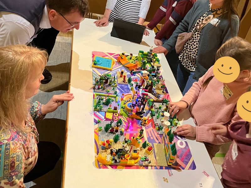 First Lego League - Kinder zeigen Lego der Jury