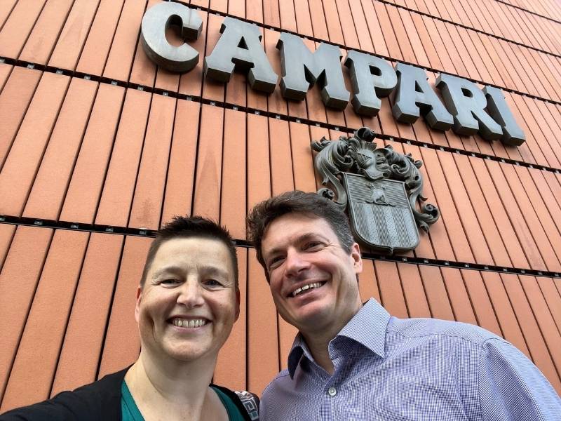Danielle und Andreas vor einer Hauswand mit dem Campari Schriftzug