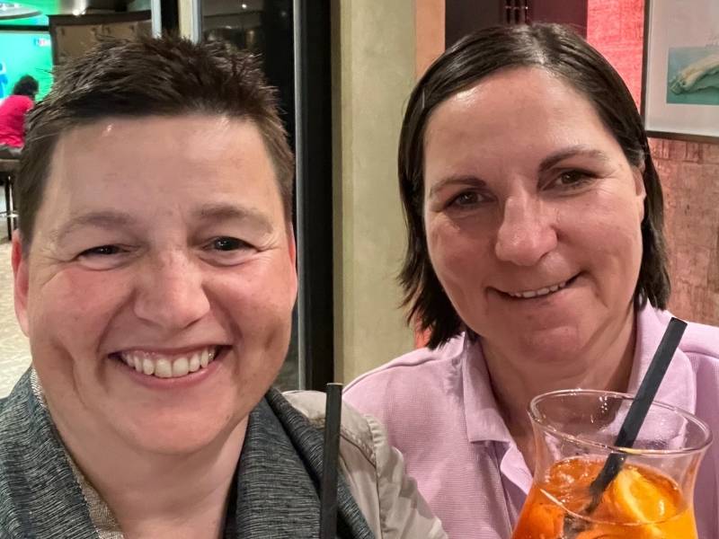 Danielle und Annett mit Cocktails
