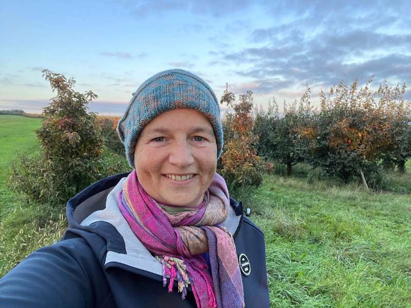 Herbst 2023 - Danielle Berg vor Obstbäumen im Herbst