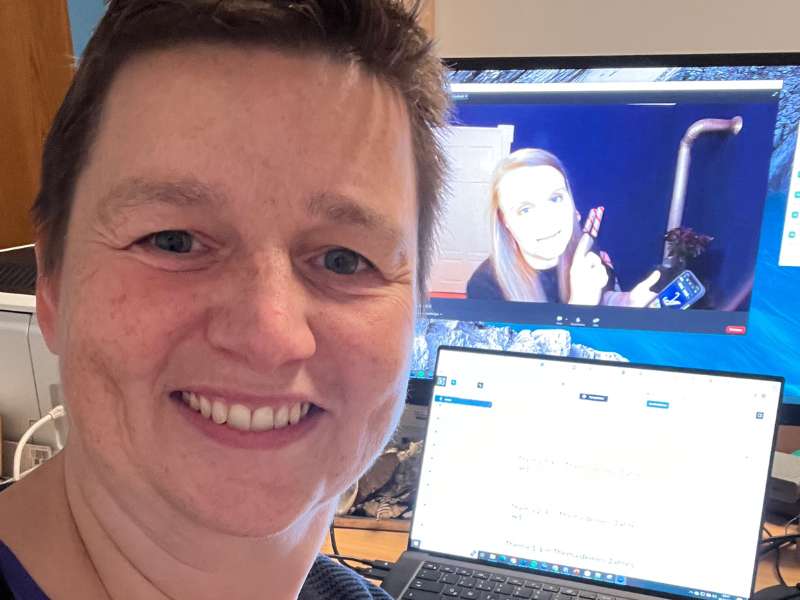 Danielle Berg am Laptop - im Hintergrund Judith Petes im Jahresrückblog Live