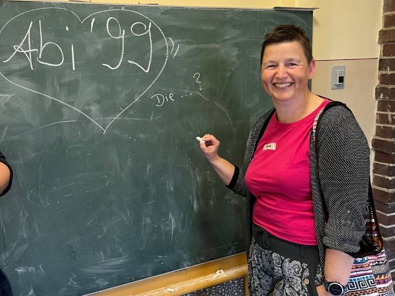 Frau an Schultafel