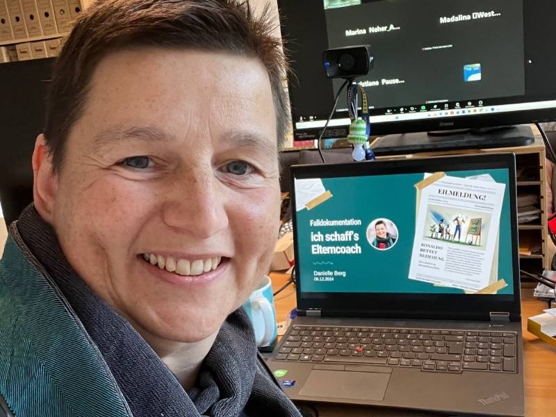 Danielle Berg vorm Laptop