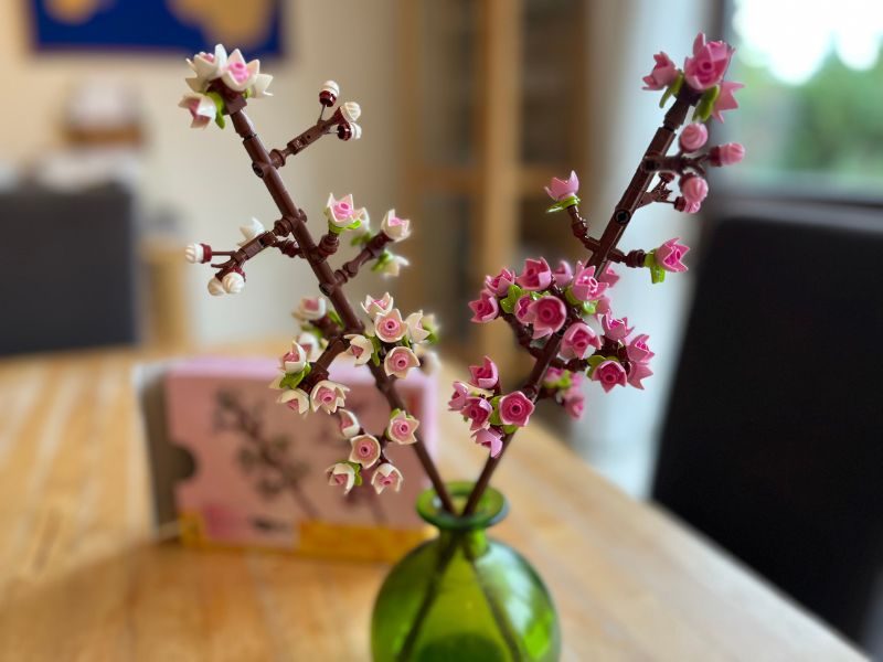 Kleines LEGO® Set mit Kirschblüten auf dem Esstisch