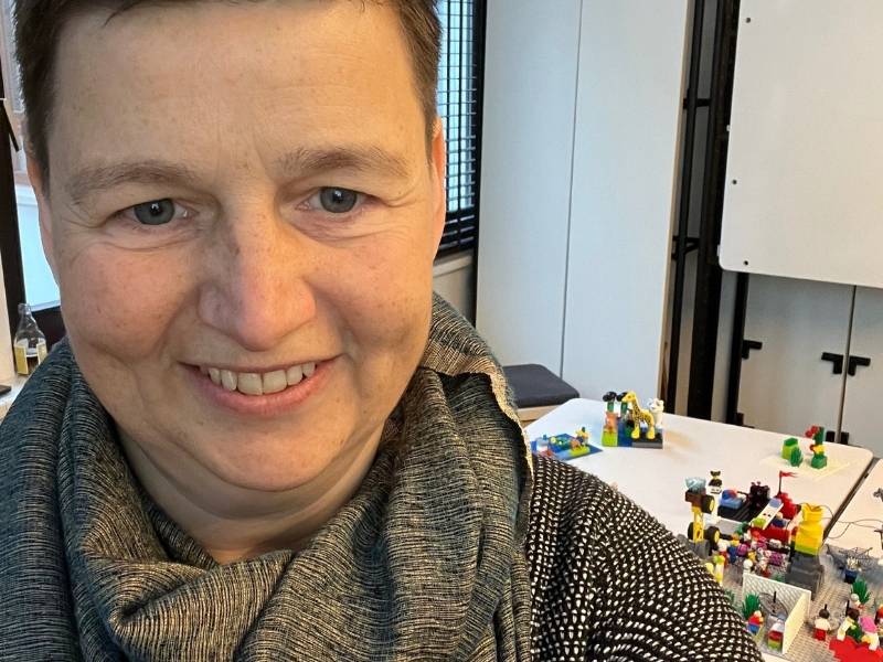 Danielle Berg vor Lego® Modellen