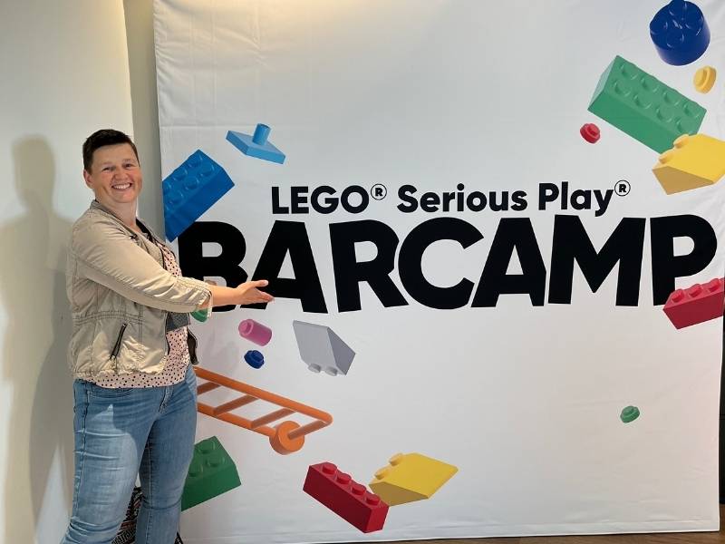 Danielle Berg am Lego® Serious Play® Barcamp Banner