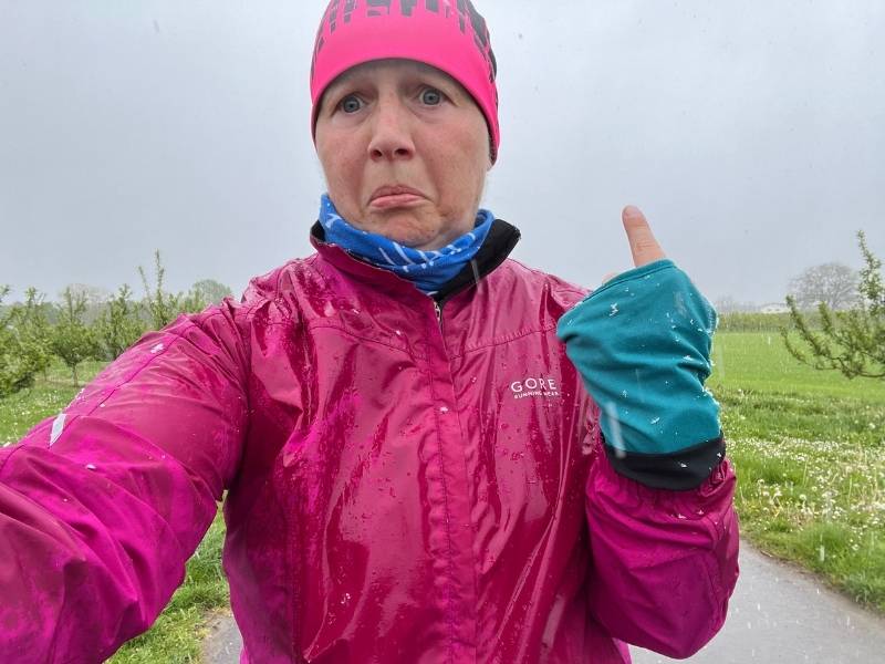 Danielle Berg mit Laufsachen im Hagel