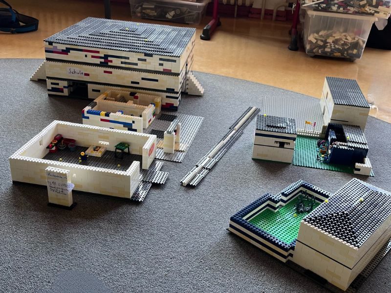 Lego-Dorf mit Supermarkt, Schule, Wohnhäusern und Straße