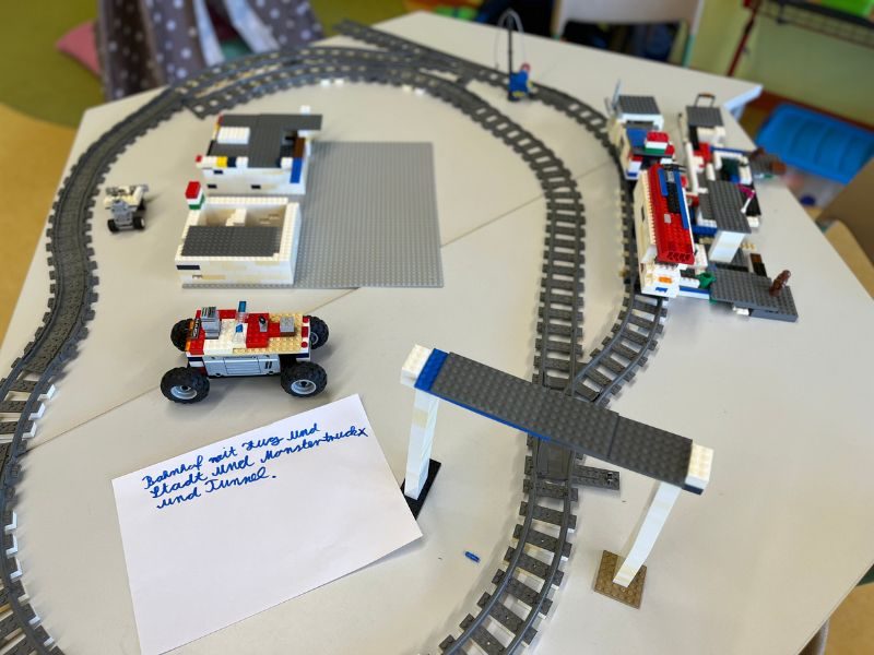 Lego Bahnhof mit Zug und Stadt und Monstertruck und Tunnel