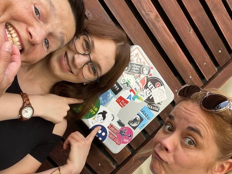 Jenny K., Jenny W. und Danielle Berg vor einem kleinen, unscheinbaren Metallkästchen
