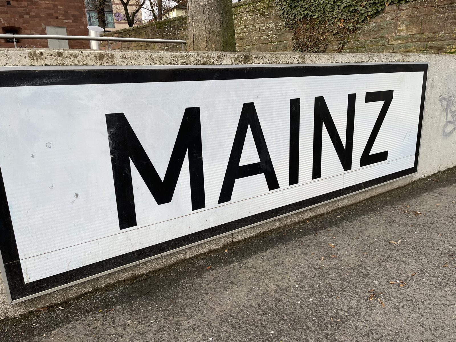 Großes Schild mit dem Schriftzug MAINZ an einer Mauer