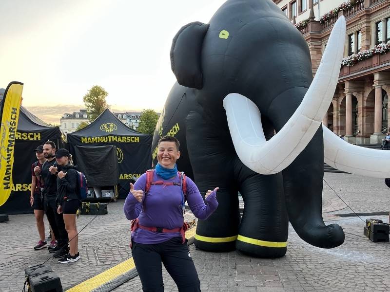 Danielle Berg: Mammutmarsch - vorm Start am aufblasbaren Riesenmammut