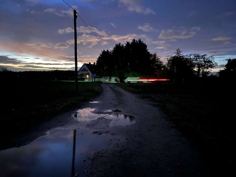 Morgenstimmung - Haus - Pfütze mit Spiegelung