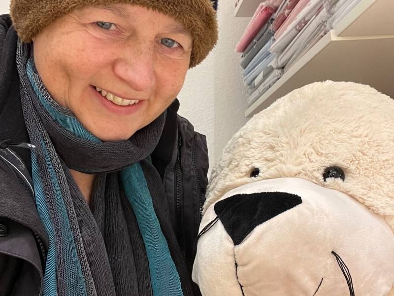 Danielle Berg mit weißer Riesen-Kuscheltier-Robbe
