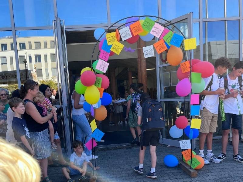 Neuer Lebensabschnitt - weiterführende Schule - Kind durch Torbogen