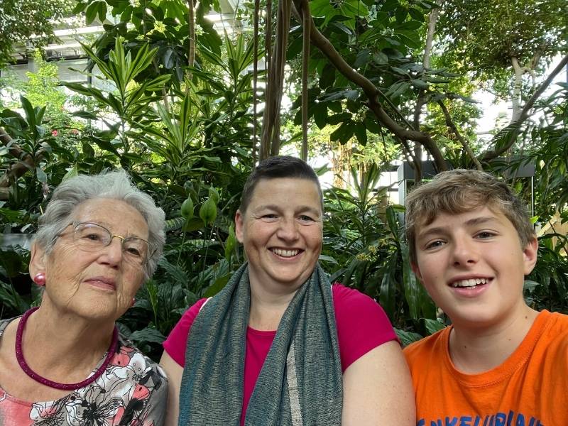 Omi, Enkelin und Urenkel in der Biosphäre