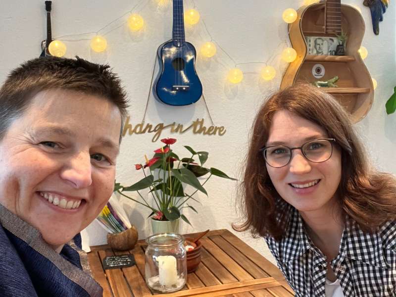 Danielle Berg und Jenny Kisner im Café
