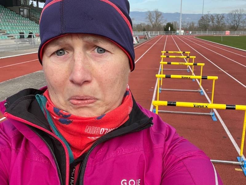 Hürden, Danielle, die skeptisch guckt, in Laufsachen