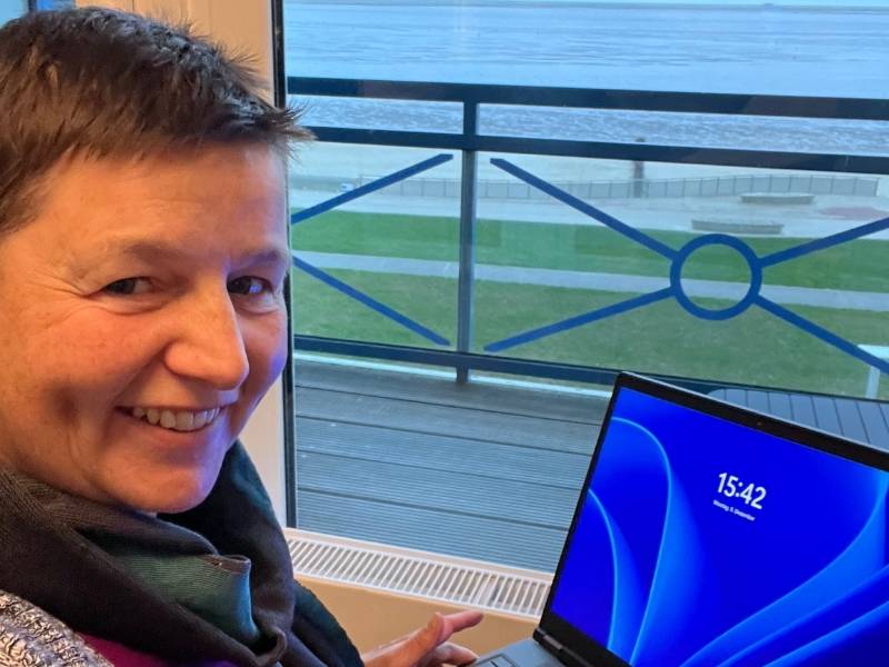 Danielle mit Laptop mit Meerblick
