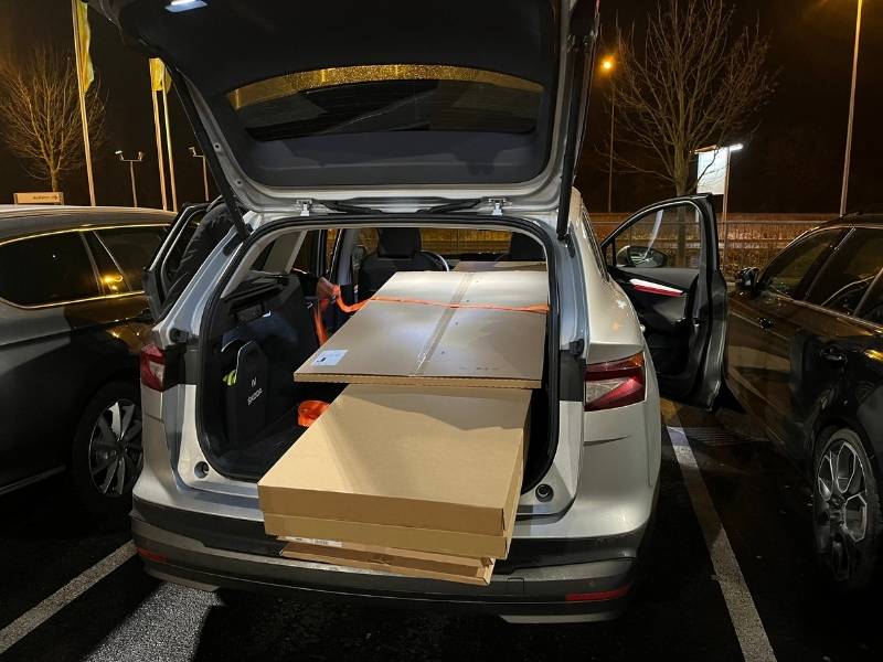 Kofferraum mit verpackten Möbeln