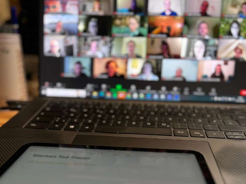 Menschen in Video Konferenz