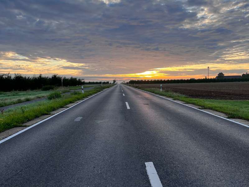 Sonnenaufgang an der Strasse