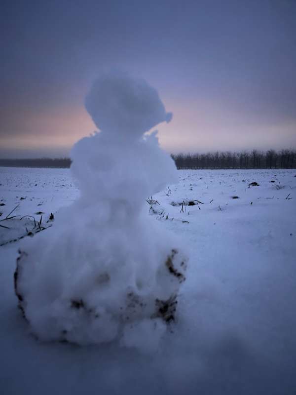 Schneemann bei Sonnenaufgang