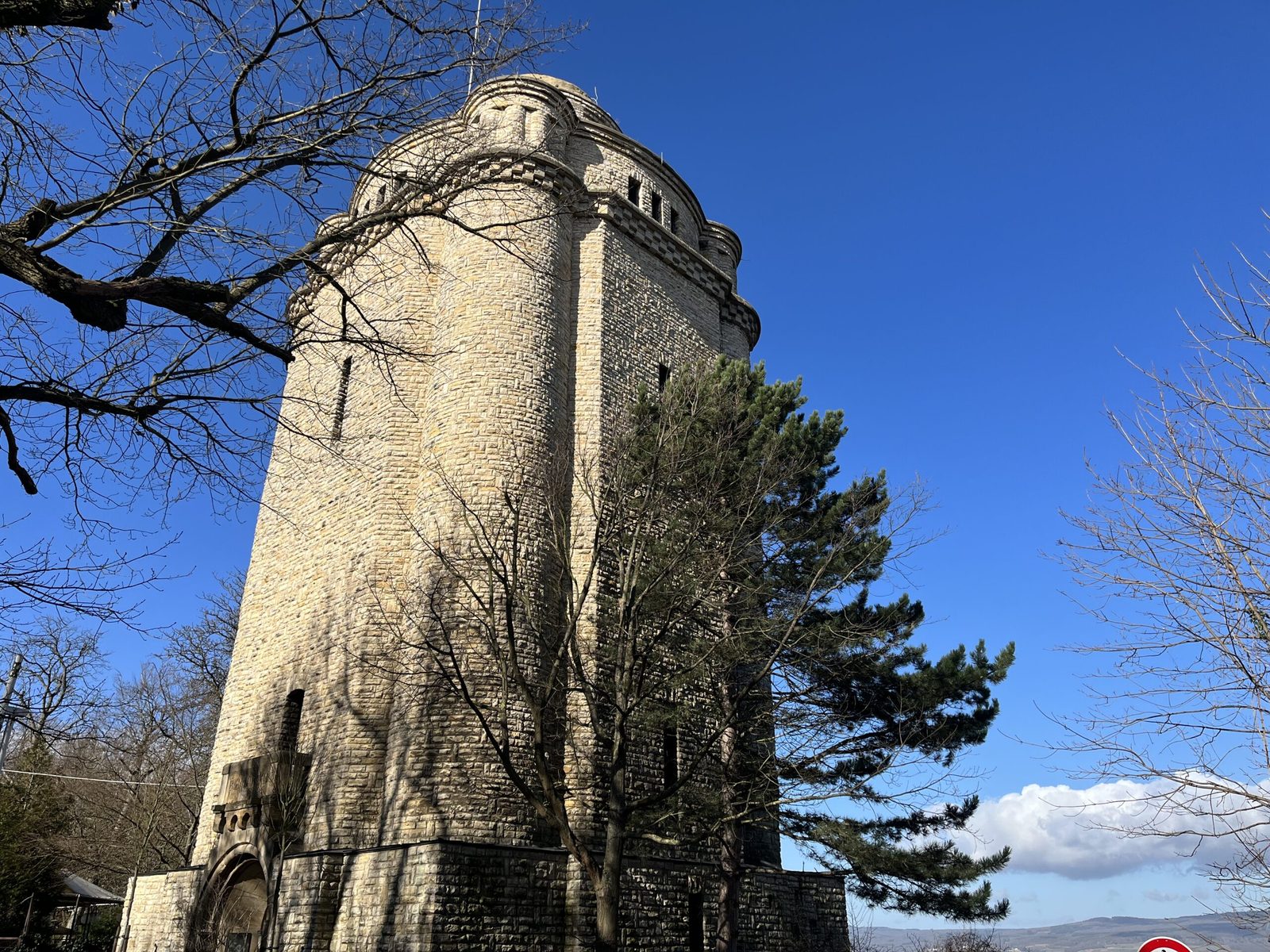 Alter Steinturm vor tiefblauem Himmel