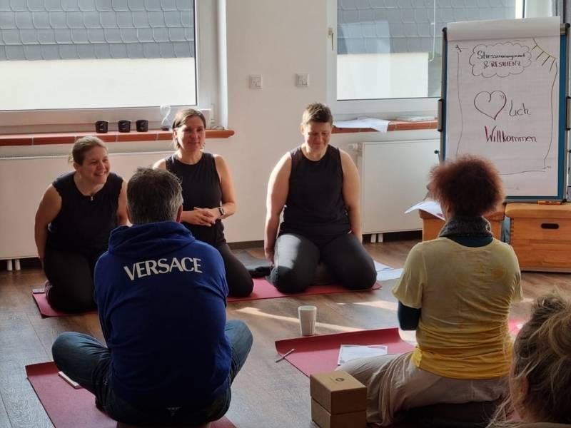 Sabine Liersch, Annett Boller, Danielle Berg auf Yoga-Matte beim Stressmanagement&Resilienz-Training im Rücknwind Ingelheim