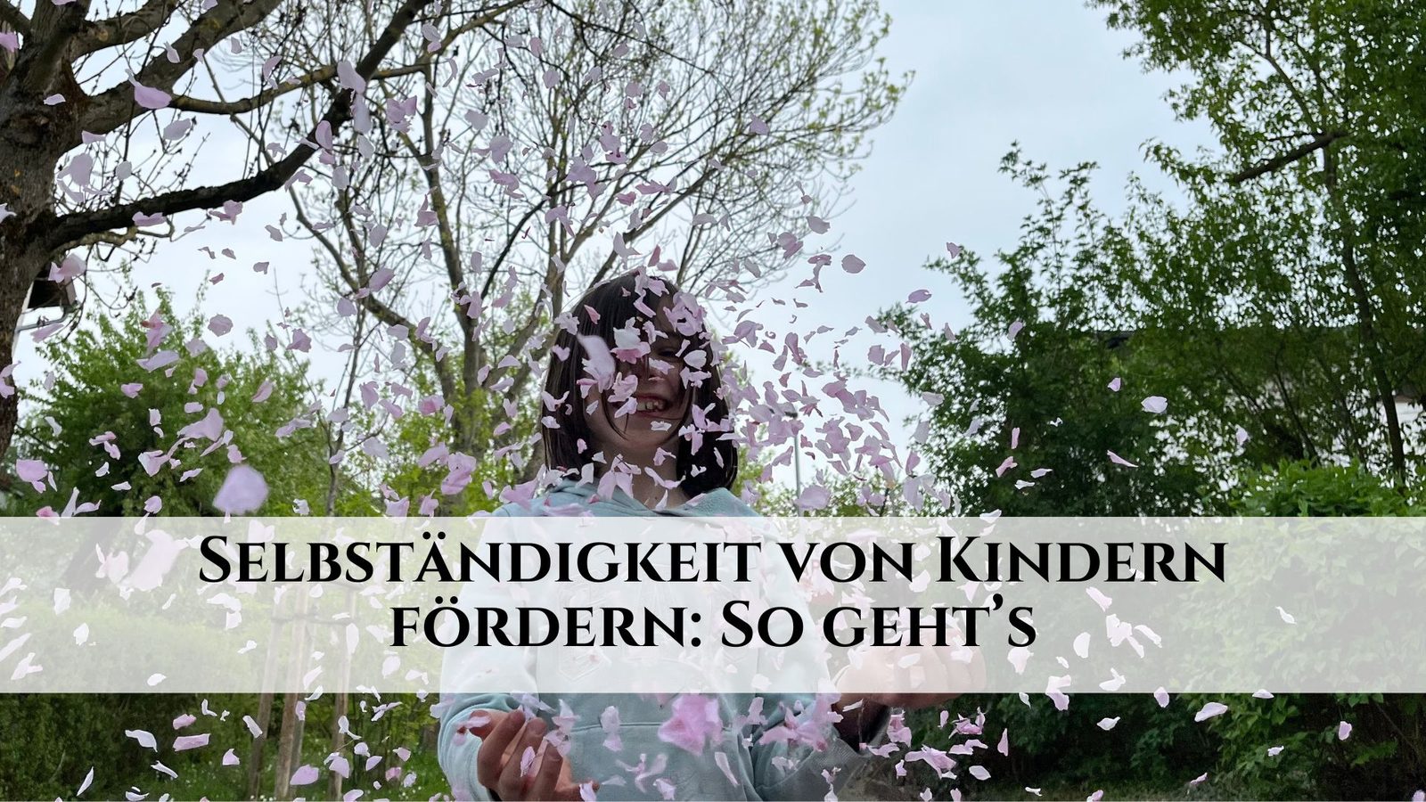 Tipps für Eltern: Selbständigkeit von Kindern fördern - Titelbild. Kind mit Blüten
