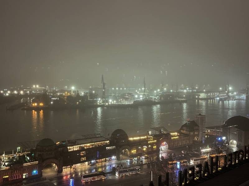 Ausblick auf die Landungsbrücken Hamburg bei Nacht