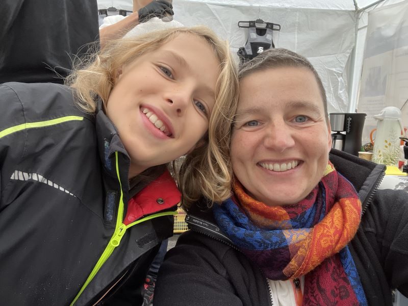 Jahresrückblick 2022: Mein Sohn und ich helfen beim Waffelstand