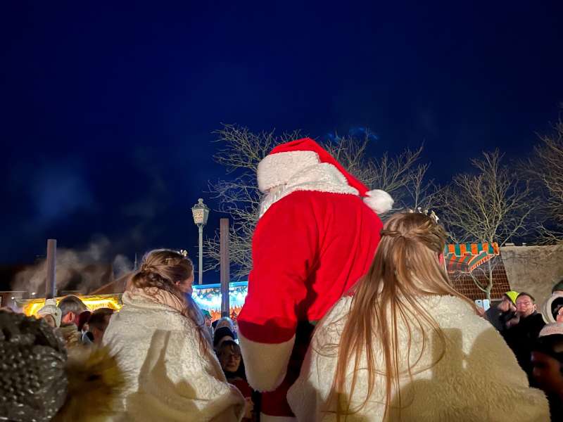 Nikolaus nur Ernteprinzessinnen beim Wackernheimer Weihnachtsmarkt bei Nacht